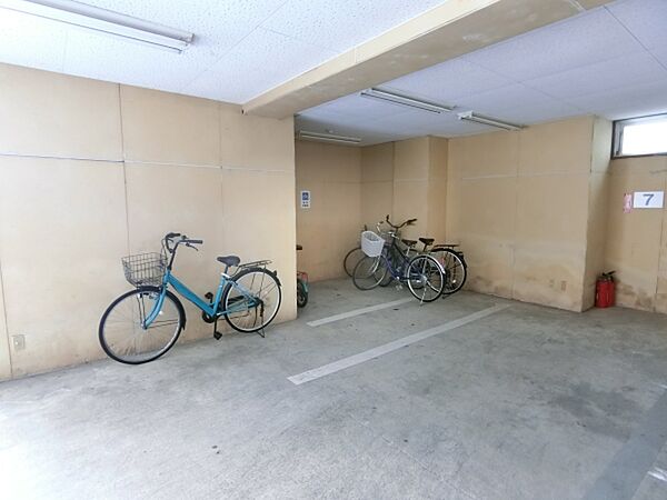 画像11:自転車圏内に商業施設が多数あります。