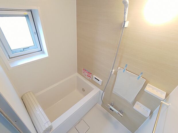 ユニットバス新規交換済み！ 浴室には窓があり、換気しやすくカビが生えにくいです！