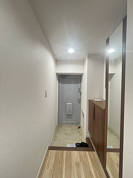 明るく開放的な玄関、靴の脱ぎ履きもしやすく、収納も豊富でご家族皆様の靴をスッキリ収納できます。