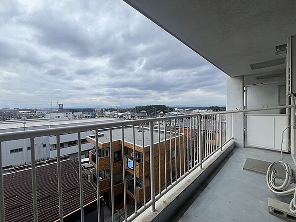 南側のお部屋から出入りできる、奥行きのあるワイドバルコニー。心地よい陽射しと暖かな風を楽しむことが出来ます。