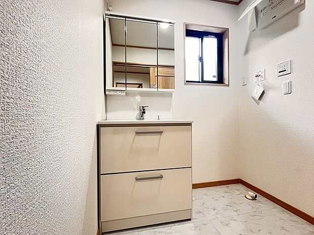 使い勝手の良い洗面台、窓があることで換気もしやすく清潔感のある空間を保てます。 
