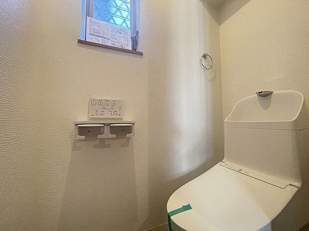 ウォシュレット機能付きのトイレ。換気のしやすい窓付きで、収納もあり実用性も兼ね備えた造り。 
