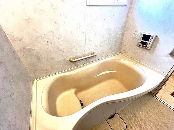 一緒にお風呂に入っている子供達の声がリビングまで聞こえてきそうな広々とした1坪バス TVモニター付