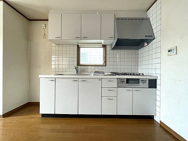 壁付のキッチンは上部に収納が作りやすいのがメリット。対面キッチンは圧迫感がでるが、すっきりとしたデザインに。