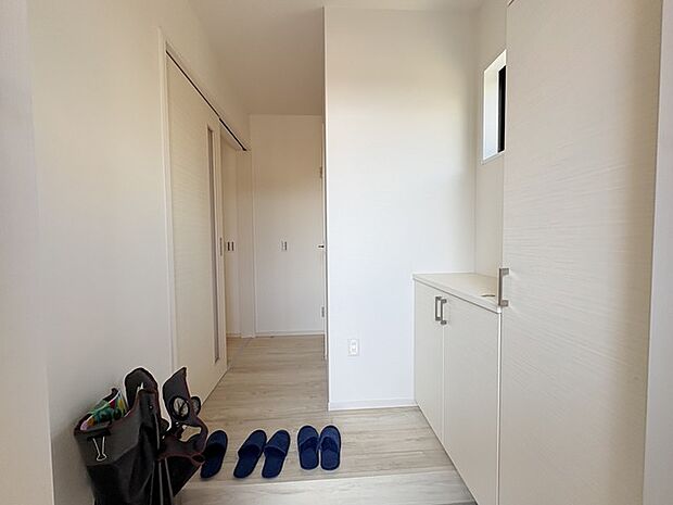 明るく開放的な玄関、靴の脱ぎ履きもしやすく、収納も豊富でご家族皆様の靴をスッキリ収納できます。 