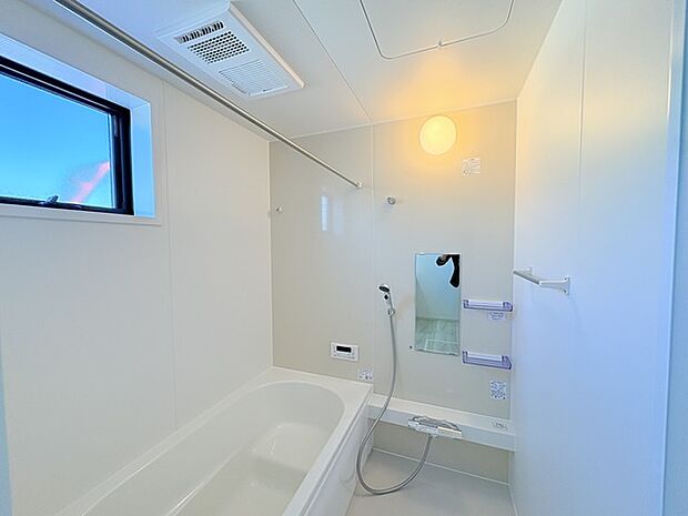 花粉や雨の日、寒い冬の時期に嬉しい浴室乾燥機。換気機能で入浴時に湿気を換気しカビの防止にもなります。  
