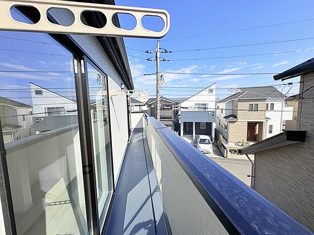 広めのバルコニーは風通しも良くお洗濯物もしっかりと干すことができます！ 