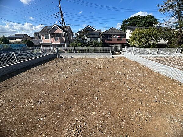 広々とした整地された土地は、周囲の住宅街の落ち着いた雰囲気に調和し、新しい暮らしの舞台として、あなただけの理想の住まいを育む余地を感じさせます