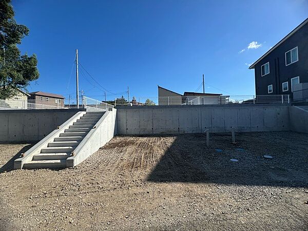 澄み渡る空の下、穏やかな時間の流れを感じさせる、落ち着いた佇まい