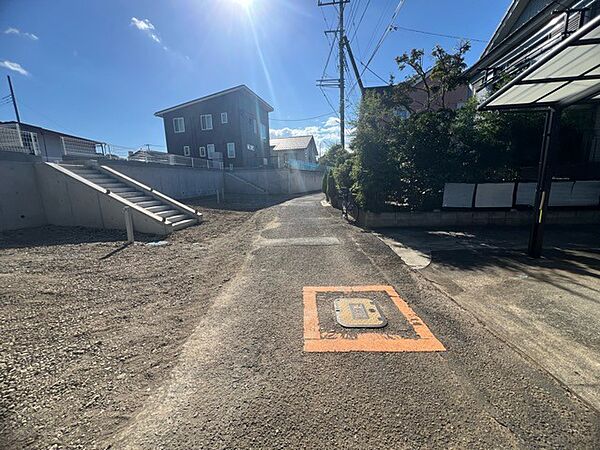 澄み渡る空の下、開放感あふれる敷地には、これから新しい日常が育まれる予感が満ちています。歩みを進めるたびに、自然と心が安らぎ、穏やかな時間が流れていくような、そんな静かな豊かさを感じさせる場所です