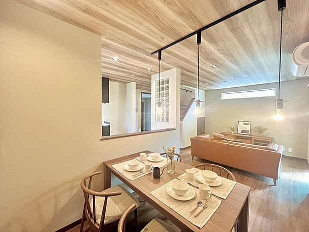 いつも家族の集まるリビングは広々とした16.31帖。通風・採光にも優れ、心安らぐ風と光がたえない空間。汎用性に富んだ居住スペースと、高揚感さえも与えてくれる住空間です。