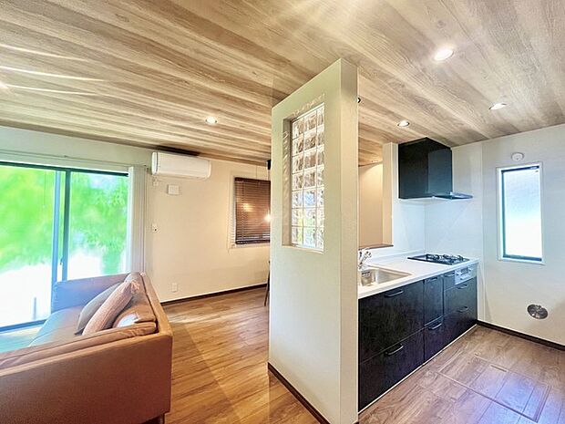 夕食の時間。家族、友人、両親、親戚との会話がより料理を美味しくしてくれる。あっという間に時間が過ぎてしまう居心地の良さは、普段はほっとする空間としてここにあります。