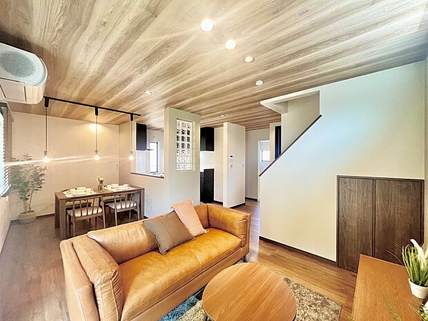 家族団欒のリビング。陽光差し込む食卓には家族の会話とスマイルが溢れます。いつまでもここで食卓を囲みたくなる、そう感じさせてくれるスペース。