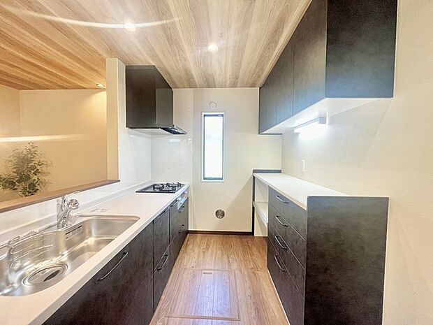 家族が一番集まる場所だから広々としつつも素敵な空間であって欲しい。皆がくつろぐリビングからキッチンまでが一つに繋がる空間。 