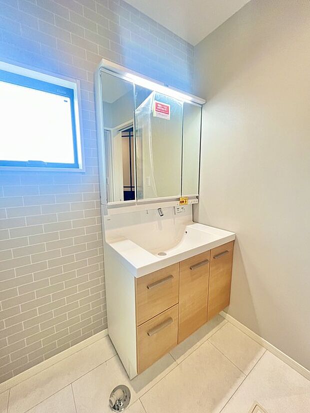 お出かけ前の身だしなみに一歩差がつく三面鏡。ミラー裏にはたっぷり収納もございます。