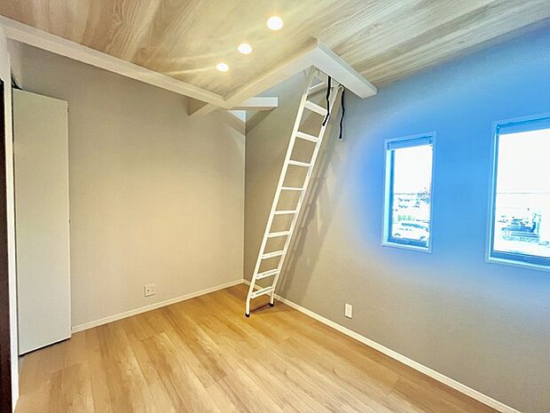 開放感ある上部の吹き抜けは、より高い場所からの陽を取り込み四季折々に室内を演出してくれます。