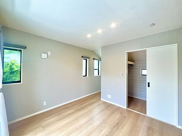 大きな開口部から明るい光が差し込む、日中の室内の明るさがこの部屋の魅力です。