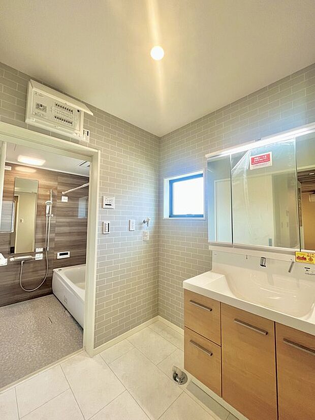 ゆとりの洗面スペースで朝の身支度もスムーズに行えます。 