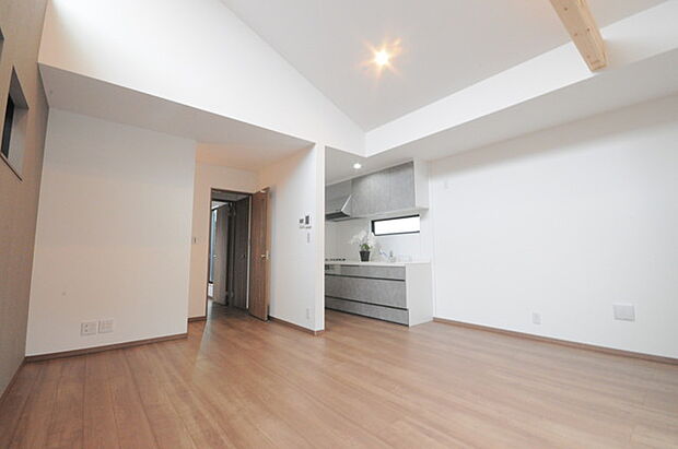 開放感のある吹き抜け天井です。