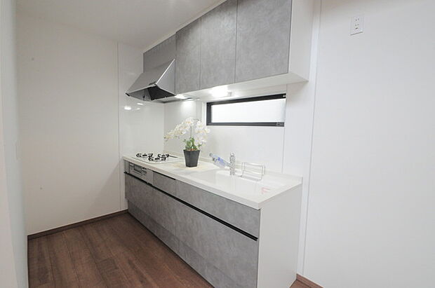 壁付のキッチンは上部に収納が作りやすいのがメリット。空間を有効活用したすっきりとしたデザイン。 