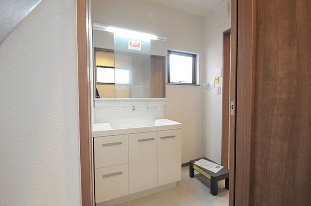 ワイドな洗面化粧台は収納がタップリです