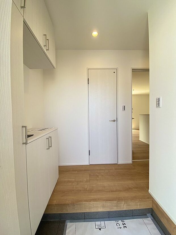 明るく開放的な玄関、靴の脱ぎ履きもしやすく、収納も豊富でご家族皆様の靴をスッキリ収納できます。 