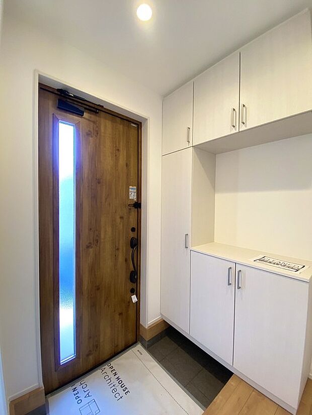 玄関はおうちの顔とも呼ばれる重要な場所！明るくスッキリと見える空間で住まう人を見送り、出迎えてくれます。 