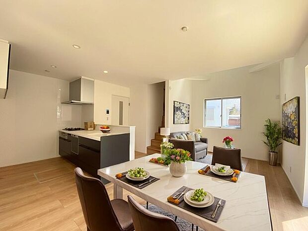 五感で感じる、現地でしかわからない事も沢山ございます。周辺環境なども一緒にご案内いたしますのでお気軽にお問合せください。  家具はCGによるものです。価格に家具は含みません。 