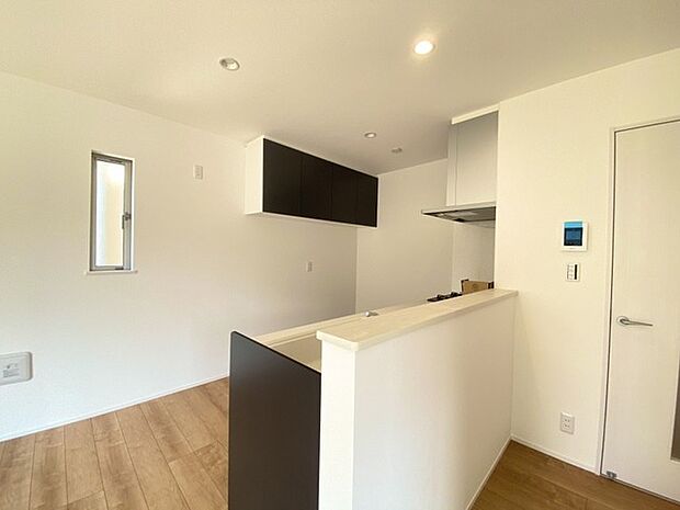 リビングにいる家族の顔が見渡せるカウンターキッチン。お料理もより一層おいしく、楽しく。食器棚を背面に設置しても十分な広さを確保しています。 