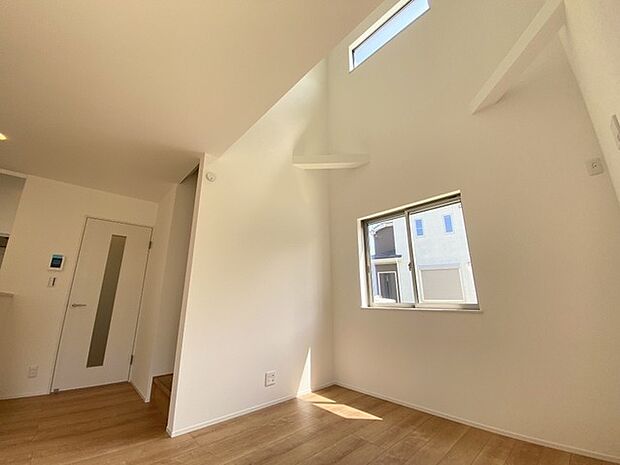 家族や友人、両親、親戚とこれから沢山の時間を紡ぐのだろう。そこを彩るのは窓から見える青い空、心地よい緑。そんなイメージが膨らむ吹き抜けのあるリビングスペース。 