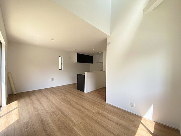 家族団欒のリビング。陽光差し込む食卓には家族の会話とスマイルが溢れます。いつまでもここで食卓を囲みたくなる、そう感じさせてくれるスペース。 