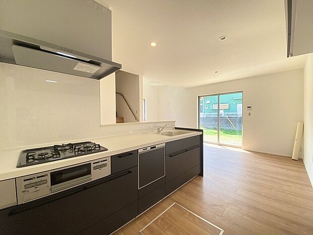 キッチンはオープンカフェスタイルだからリビングとの一体感はバッチリ。毎日のお料理時間も楽しくなりそうです。 