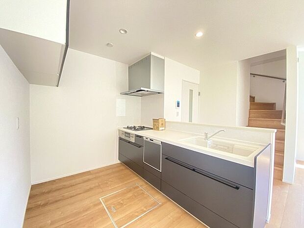 家族が一番集まる場所だから広々としつつも素敵な空間であって欲しい。皆がくつろぐリビングからキッチンまでが一つに繋がる空間。 