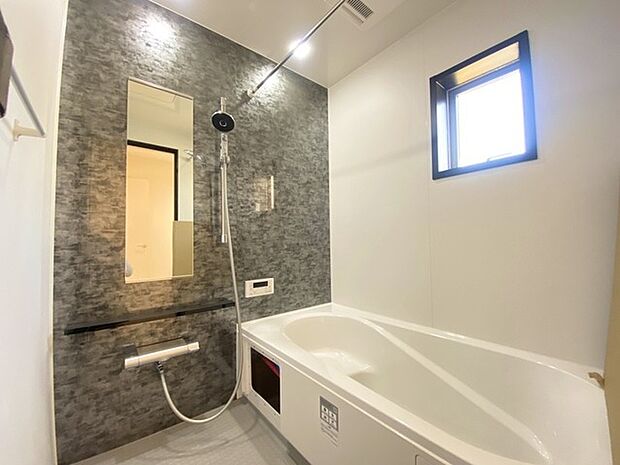 その日の疲れをゆっくりと落としてくれる場所、お子様との大事なひと時を楽しくしてくれる場所。曲線美も感じられるくつろぎのバスタブは、半身浴も楽しめる居心地の良さ。 