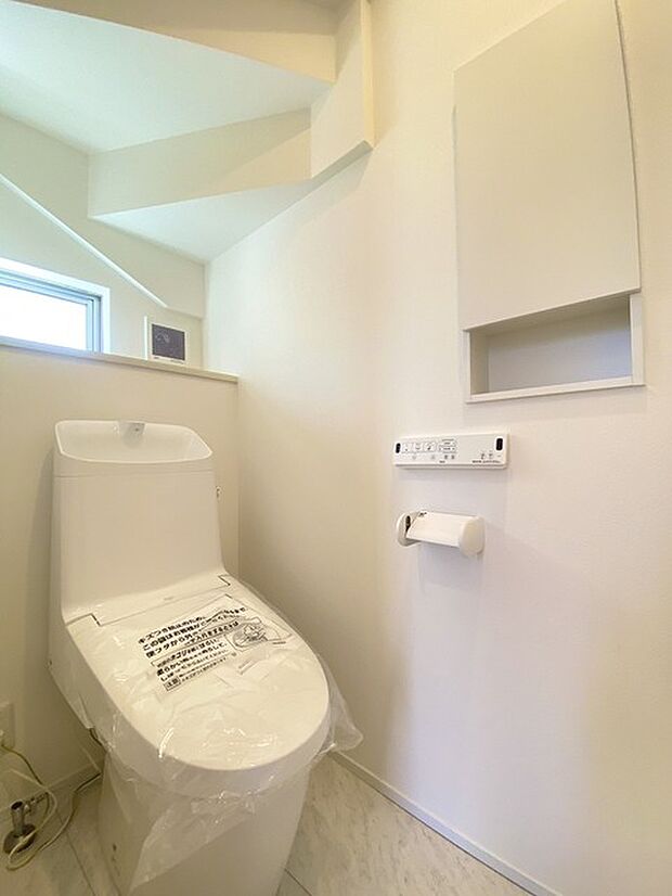 ウォシュレット機能付きのトイレ。換気のしやすい窓付きで、収納もあり実用性も兼ね備えた造り。 