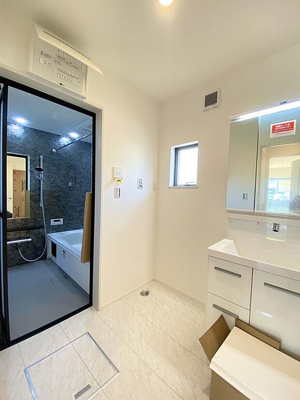 ゆとりの洗面スペースで朝の身支度もスムーズに行えます。 