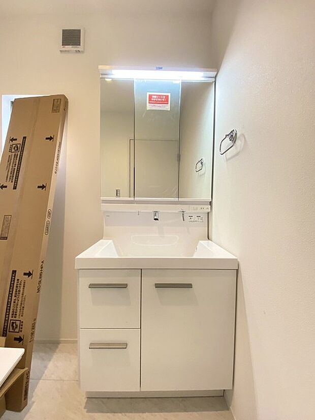 お出かけ前の身だしなみに一歩差がつく三面鏡。ミラー裏にはたっぷり収納もございます。 