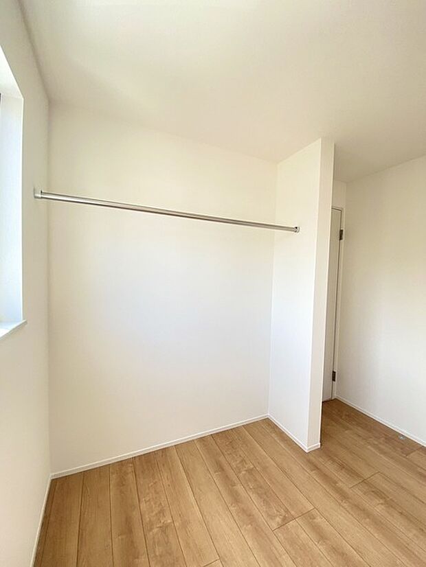 広々収納で、仕事着、普段着をまとめて収納できます。 