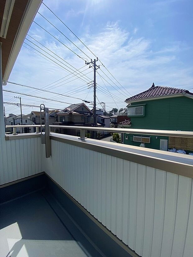 陽ざしが差込む南西側バルコニー。奥行きのあるバルコニーはお洗濯時に助かります。