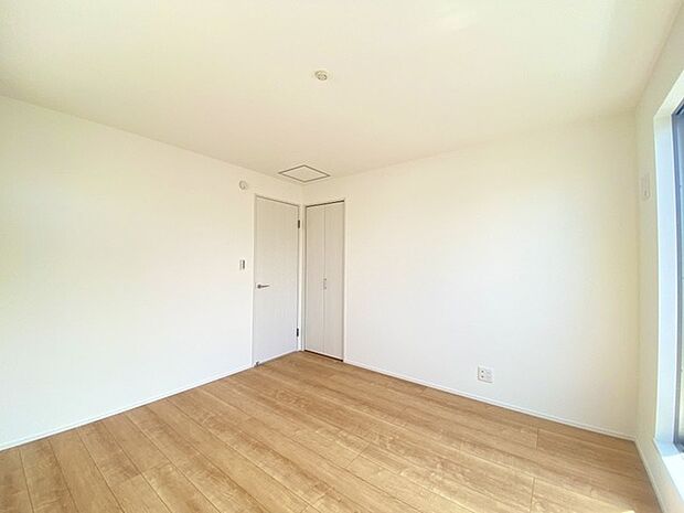 どんな家具にでも相性が良い清潔感ある白色調のクロスを採用。主張しすぎない配色、耐久性にも優れた床材は日々のメンテナンスも楽に、快適に過ごして頂けるよう考えられています。 