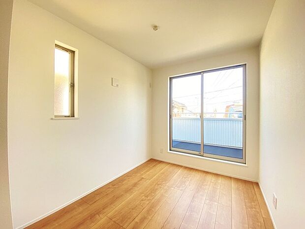 今からここを誰のお部屋にしようか、そんな洋室。大きさは4.5帖です。 