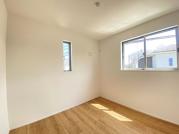 どんな家具にでも相性が良い清潔感ある白色調のクロスを採用。主張しすぎない配色、耐久性にも優れた床材は日々のメンテナンスも楽に、快適に過ごして頂けるよう考えられています。 