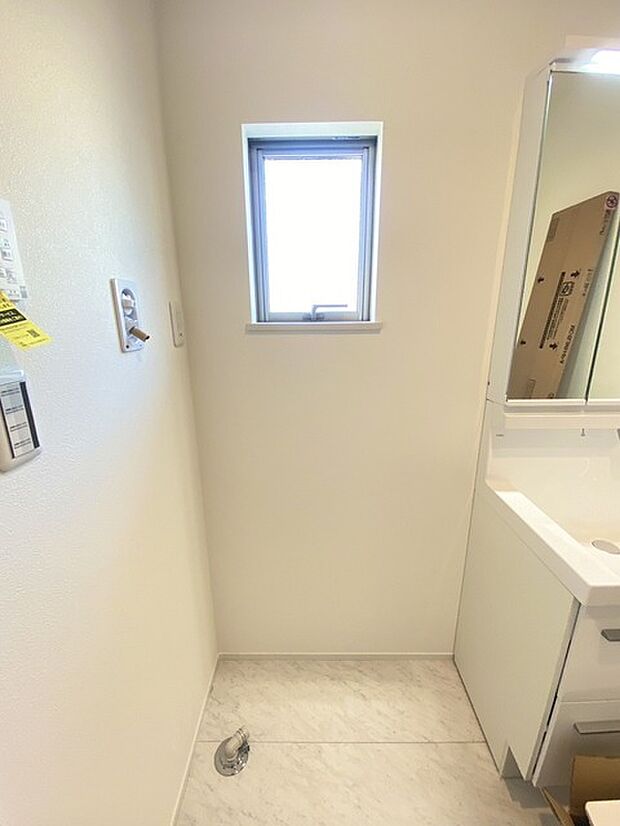 ゆとりの洗面スペースで朝の身支度もスムーズに行えます。 