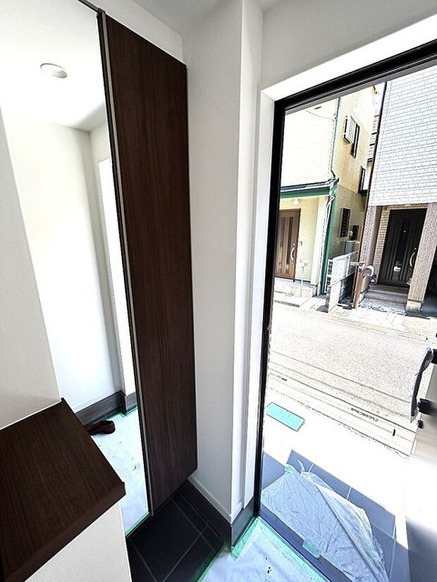 お宅の顔となる明るく開放的な玄関。ご家族皆様様の靴を収納できるスペースと全身鏡があり、お出掛け前に身だしなみチェックもできます。