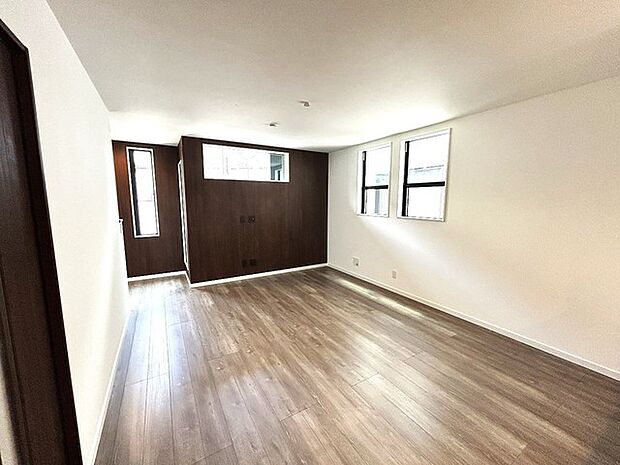 夕食の時間。家族、友人、両親、親戚との会話がより料理を美味しくしてくれる。あっという間に時間が過ぎてしまう居心地の良さは、普段はほっとする空間としてここにあります。 