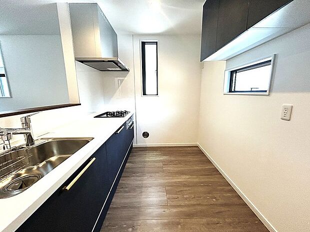 明るい光が降り注ぐ窓があるキッチンはお料理を作る時の気持ちもいつもより明るくなります。近くに窓があるので換気もしやすいですね。