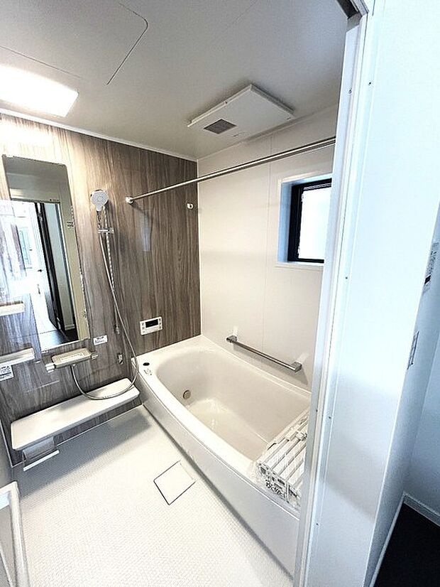 一緒にお風呂に入っている子供達の声がリビングまで聞こえてきそうな広々とした1坪バス 