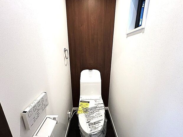 ウォシュレット機能付きのトイレ。換気のしやすい窓付きで、収納もあり実用性も兼ね備えた造り。 