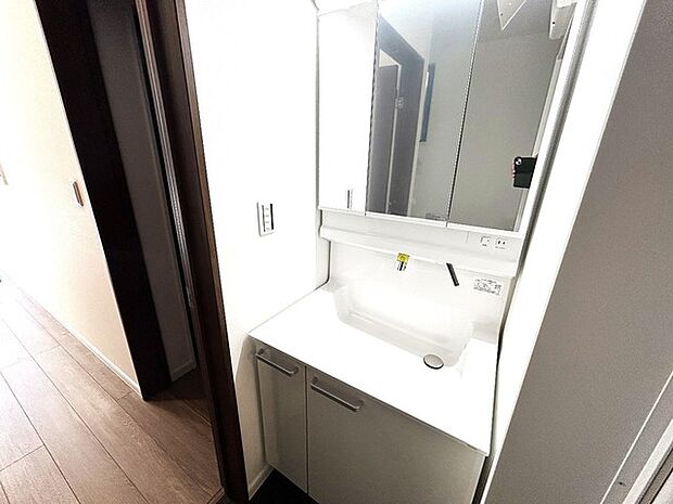 お出かけ前の身だしなみに一歩差がつく三面鏡。ミラー裏にはたっぷり収納もございます。  