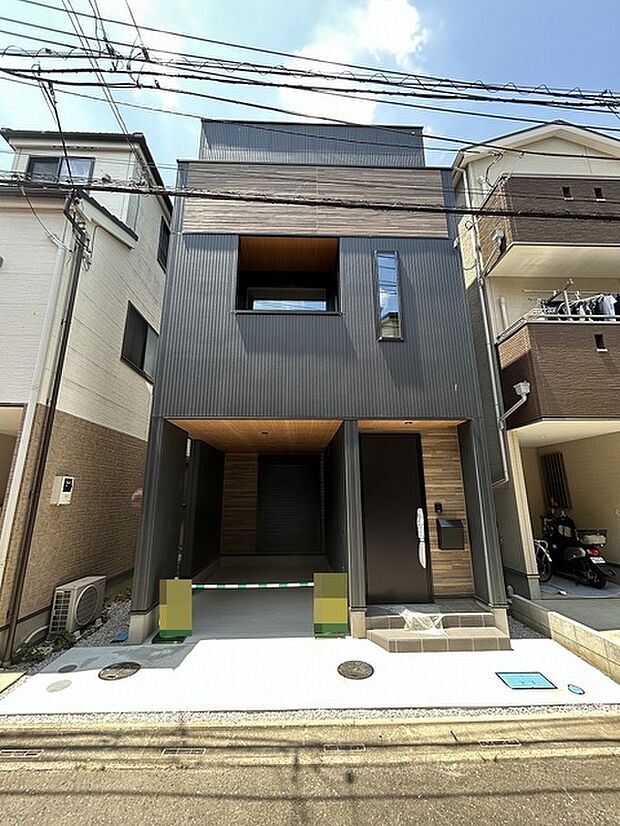 目の前の道路は居住者の方しか通行せず、閑静な住宅街です。